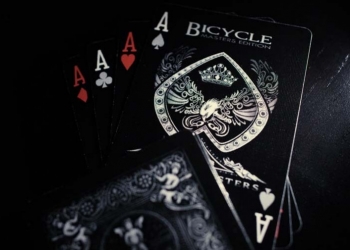 Bicycle Shadow Masters: le carte dell'ombra
